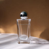Flacon de parfum en verre transparent haut de gamme, design unique, 30 ml/50 ml, forme rectangulaire, vaporisateur à pompe, marque Qicheng, MOQ