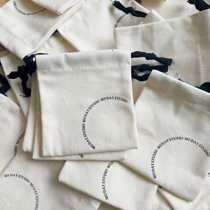 Bolsa de Algodón con Cordón Personalizable y Ecológica del Fabricante - Diseño Clásico para Almacenamiento Reutilizable en el Armario - Product Image 3