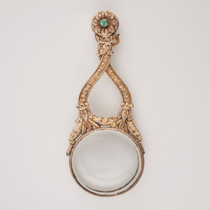 Loupe de style lorgnette en or antique avec poignée décorative sculptée en feuille et détail en pierre verte, à prix de gros. - Product Image 1