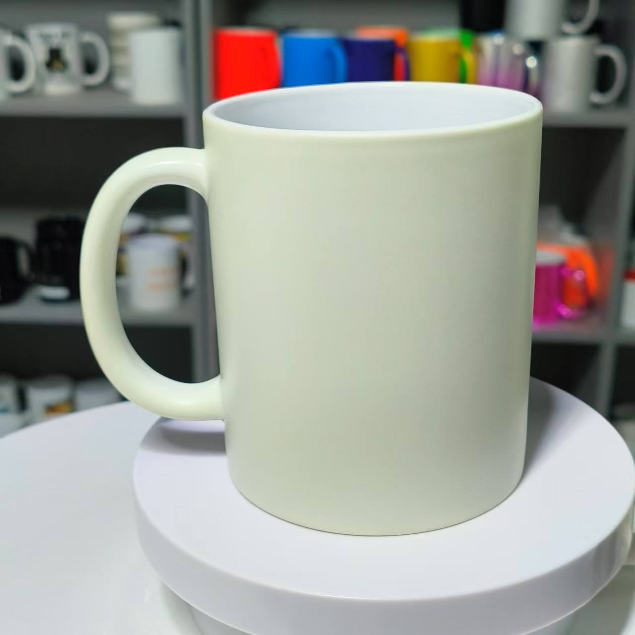 ถ้วยสีขาวนวลเรืองแสง