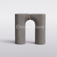 Table console en marbre courbée Dream Home avec base à double pilier rond et finition en laiton, console design en pierre pour la décoration du hall d'une villa