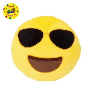 Travesseiro de mão de pelúcia, feito sob enchimento de emoticon amarelo