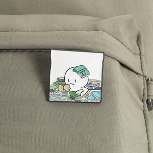 Spilla in smalto per amanti dei libri, simpatica figura di cartone animato che affonda tra <span class=keywords><strong>i</strong></span> libri impilati, distintivo da risvolto, gioiello di moda, regalo - Product Image 3