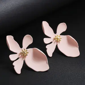 Pendientes pequeños de Metal irregulares con forma de pétalo para mujer y niña, aretes pequeños con pintura de flor sencilla con personalidad coreana, 2019