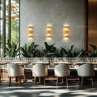 Ensemble de mobilier de café moderne de luxe, canapé en cuir gris, banquette, table à manger en marbre et chaises pour restaurant et café