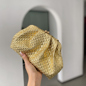 Borsa a tracolla da donna di lusso fatta a mano all'uncinetto, modello Cloud Bag, dorata, plissettata, con chiusura a bacio, a forma di cuscino/dumpling, per feste - Product Image 5