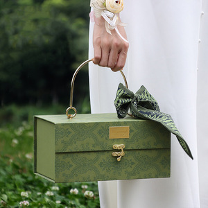 Wholesale Luxury Metal Hand-held Embossed Green <strong>Red</strong> Paper <strong>Boxes</strong> Valentines Wedding Bridesmaid Gift Box - Product Image 1