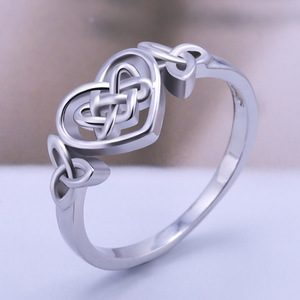 Anello classico con nodo celtico a forma di cuore per donna, elegante design intarsiato, gioielli alla moda per tutti i giorni - Product Image 3