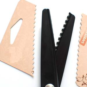 <span class=keywords><strong>Ciseaux</strong></span> à dentelle, <span class=keywords><strong>ciseaux</strong></span> à coudre, <span class=keywords><strong>ciseaux</strong></span> de jardinage, <span class=keywords><strong>ciseaux</strong></span> à broder, bord festonné/triangulaire, manche en métal - Product Image 2