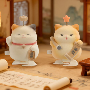 Caja Sorpresa Lucky Cat: Adorno de Gato Flocado de 3.9 pulgadas con Acabado Mate, Decoración de Escritorio, Regalo para Amigos - Product Image 1