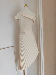 AELESEEN Robe de créateur asymétrique pour femme, Printemps-Été, Épaules dénudées, Patchwork Plissé, Coupe ajustée, Élégante pour Soirée - Product Image 2