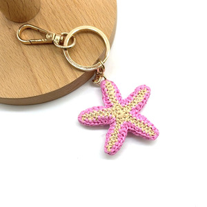 Porte-clés étoile de mer en raphia tressé à la main, breloque 3D animal marin fait main, accessoire de décoration bohème pour sac à dos et sac à main - Product Image 1