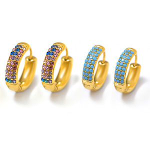 Boucles d'oreilles créoles Huggie multirangées pavées de zircone cubique colorées pour femmes |   Acier inoxydable plaqué or 18 carats PVD, étanche, hypoallergénique et durable - Product Image 1