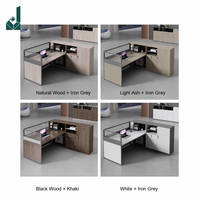 Poste de travail de bureau moderne avec prises électriques et cloisons pour bureaux multi-personnes et espaces de travail financiers