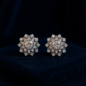 Orecchini in Oro Bianco con Diamanti Taglio Brillante Rotondo Colore D Naturali Certificati GIA Gioielli Classici da Matrimonio per Donna - Product Image 2
