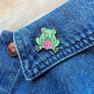 Broche de cuento de hadas de animales personalizado, Pin de sombrero, alfileres de esmalte de Metal de fresa de rana, insignia de solapa, alfileres de esmalte de dibujos animados bonitos