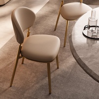 Chaise de salle à manger de luxe légère haut de gamme, structure en acier, revêtement en cuir, design nordique minimaliste moderne pour la maison et l'hôtel, avec dossier