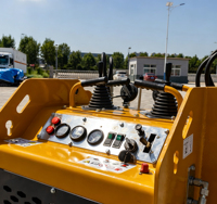 Mini-chargeuse compacte sur chenilles CE/EPA avec godet, trancheuse et charrue rotative pour travaux de terrassement en Chine