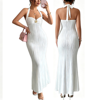 Robe longue sirène dos nu pour femme, col licou, avec accent floral doré, en tissu texturé ondulé, moulante, idéale pour soirée, cocktail ou rendez-vous galant.