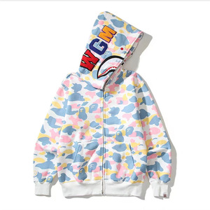 Sudadera con capucha unisex al por mayor con cremallera, diseño de tiburón y patchwork, estampado de camuflaje negro, chaqueta reversible de lana ecológica para uso casual y urbano. - Product Image 3