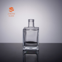 Bouteille en verre carrée de 500 ml avec un design à col court, adaptée à l'emballage de spiritueux haut de gamme tels que le whisky et le brandy