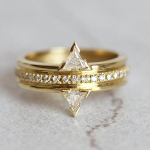 Anillo de compromiso de oro macizo de 18 quilates con diamantes naturales de corte triangular para mujer T0621 - Product Image 1