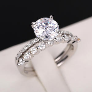 Anillo de Compromiso de Diamantes en Oro Blanco para Mujer Q018, Corte Brillante Redondo, Color G Natural, Piedras Laterales - Product Image 2