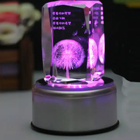Vente en gros Honor Personnalisé Gravé au laser 3D Cube Base de lumière rotative K9 LED Crystal Glass Cadeaux de mariage