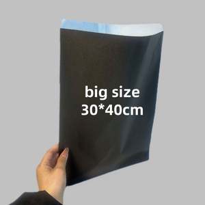 Sac en papier noir sur mesure de grande taille 30*40cm à fond pointu avec fermeture autocollante pour l'expédition, le courrier et l'emballage cadeau - Product Image 1