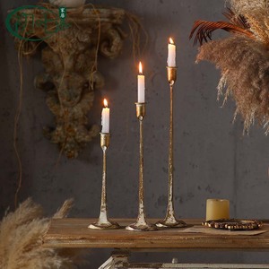 Juego de Candelabros de Hierro de Estilo Gótico Medieval con Acabado Dorado, Decoración para el Hogar - Product Image 1