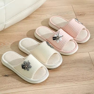 Pantoufles en lin pour femmes, pantoufles d'intérieur européennes et américaines, antidérapantes, confortables, résistantes à l'usure, en tissu pour la maison - Product Image 2