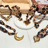Handgemaakte statement sieraden van zijde, geknoopte sjaal, bandana, bedelketting. Geweldig cadeau voor verjaardag, Moederdag, Valentijnsdag of een andere feestdag.