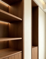 Bibliothèque ouverte sur mesure, étagère ouverte intégrée moderne pour l'affichage et le rangement des livres dans le salon