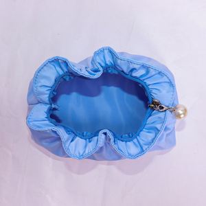 Sacs de rangement cosmétiques portables imperméables en nylon écologique multicolores pour femmes avec tirette de fermeture éclair perlée et plissé nuage personnalisé - Product Image 5