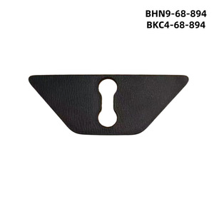 Cubierta Decorativa para la Cerradura del Maletero de Mazda BKC4-68-894, Negra, de Polipropileno Adhesivo - Product Image 2