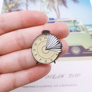 Diseña tus propios pines de solapa personalizados con logotipo, pines de metal esmaltados duros y blandos, insignias divertidas y económicas al por mayor para ropa. - Product Image 1