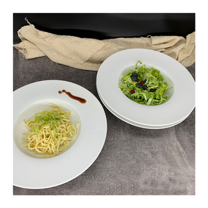 Assiette à pâtes ronde en céramique de porcelaine blanche pure à bord doré vaisselle en porcelaine nordique plats servant des assiettes à dîner - Product Image 1