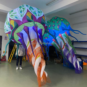 Marionnette gonflable géante et colorée en forme de méduse pour défilé d'adultes - Product Image 1