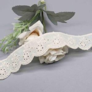 Cinta de encaje de algodón delicado ecológico al por mayor de 3 cm con diseño floral bordado personalizable para muñecas - Product Image 3