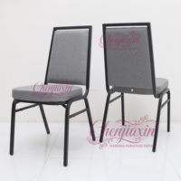 Ensemble de mobilier d'hôtel de luxe élégant, chaises et tables empilables modernes en métal noir et gris pour salles de banquet et événements