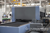 BS-3015E Austauschbarer Tisch-Faserlaser-Schneidemaschine für Rohre und Bleche mit automatischem Ladesystem für professionelle Anwendungen