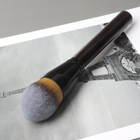 Pinceau de maquillage noir plat, grand, moelleux, en aluminium, de luxe, portable, synthétique, avec manche en bois, pour fond de teint et joues, OEM