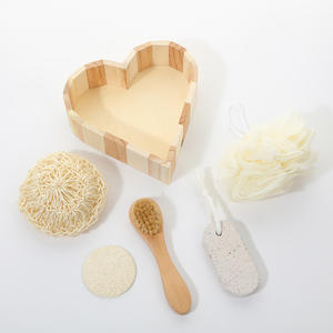 <span class=keywords><strong>Set</strong></span> Doccia a Forma di Cuore con Palla da Bagno Pietra per Piedi Spazzola per il Viso Spugna di Sisal Luffa Scatola in Legno per la Cura del Corpo - Product Image 2
