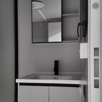Toilettes préfabriquées portables de 20 pieds avec lavabo, douche, WC, séparation humide/sèche pour hôtel, bureau, bâtiment, utilisation extérieure, design moderne