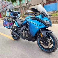 Moto de tourisme 400GT, excellent état. Moteur bicylindre de 400 cm³ refroidi par liquide, ABS et coffres à bagages, entièrement fonctionnel.
