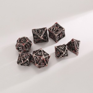 Lot de 7 dés polyédriques creux en métal gravé en laiton (D4-D20) pour jeux de table D&D et RPG – Vente Flash - Product Image 3