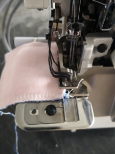 Machine à coudre surjeteuse industrielle Zoyer EX Series ZY987T-4 à 4 fils, point plat, alimentation supérieure et inférieure, de bonne qualité et neuve - Product Image 2