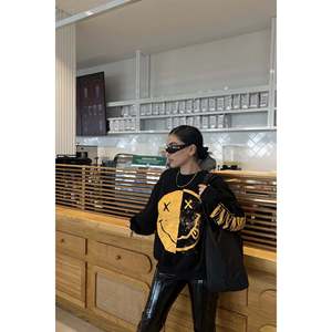 Sudadera con Capucha de Seda Negra de Alta Calidad para Mujer, Estilo Diario con Cremallera Bordada y Estampado Frontal - Product Image 6