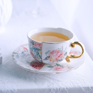 ถ้วยกาแฟเซรามิกดีไซน์สวยงามพร้อมจานรอง - ลายดอกโบตั๋นสีน้ำ ด้ามจับสีทอง รูปทรงไม่สมมาตร - Product Image 3