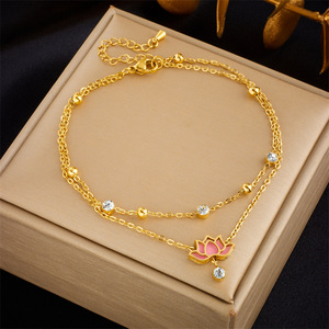 Chaîne de cheville double couche rose lotus en émail et perles rondes en cristal, bijou délicat pour femme, idéal pour l'été et la plage, vente en gros - Product Image 2